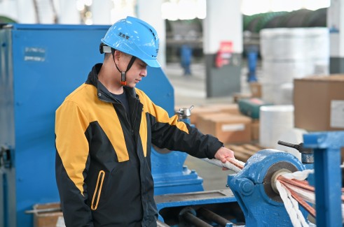扎根一线十六载 匠心铸就生产路——记Z6·尊龙凯时电缆新街基地负责人王志军